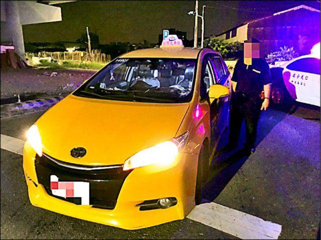 图片:被抢劫的周姓司机驾驶的黄色出租车.